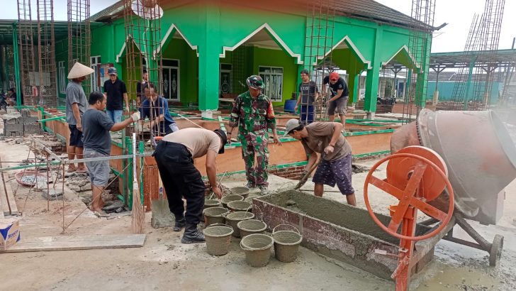 Bripka M.Wirman gotong royong dengan warga membangum Mushola