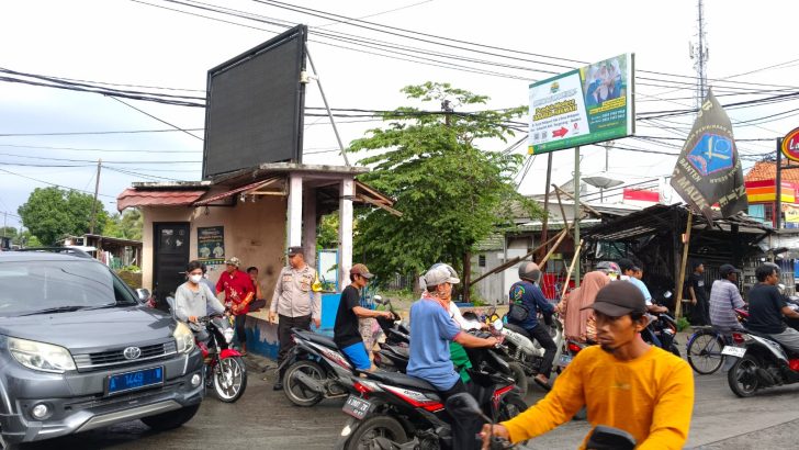 Kapolsek Mauk Pimpin Giat Gatur Lalin Pagi Hari Diperempatan Jatiwaringin, Kec. Mauk