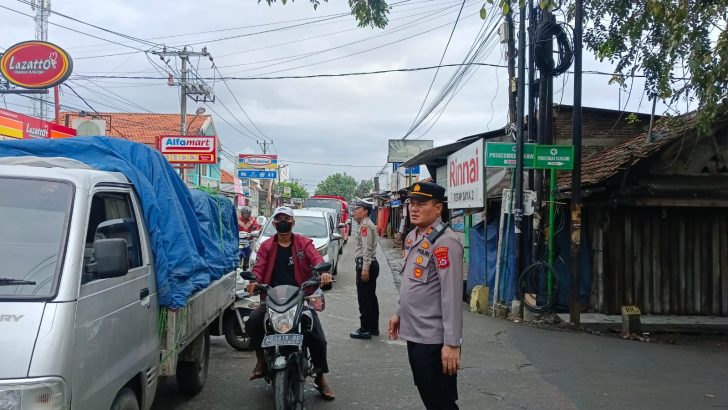 Kapolsek Mauk Pimpin Giat Gatur Lalin Pagi Hari Diperempatan Jatiwaringin, Kec. Mauk
