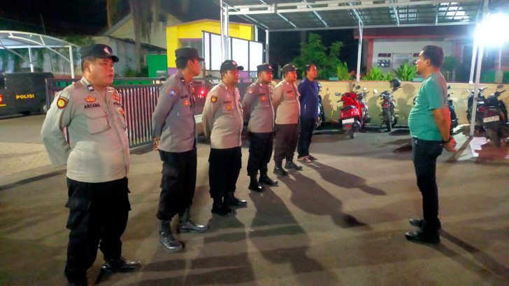 Melanjutkan tugas rutin, Pawas Polsek Kresek pimpin Apel Malam di halaman Mapolsek Kresek.