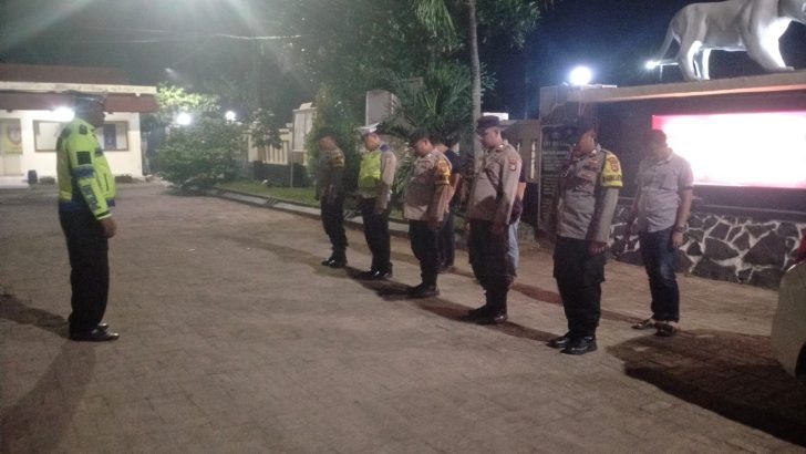 Personil Polsek Mauk Polresta Tangerang Polda Banten Melaksanakan Apel Malam Di Halaman Mako Polsek Mauk Di Pimpin Kanit Lantas