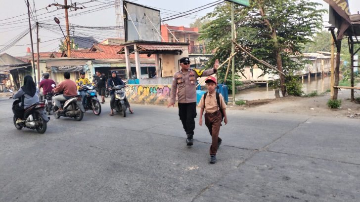 Anggota Bhabinkamtibmas Polsek Mauk Gatur Lalin Pagi Hari Diperempatan Pasar jatiwaringin