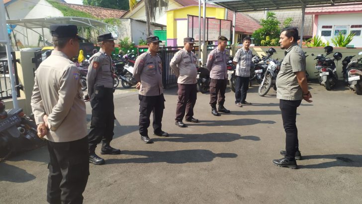 Mengawali tugas rutin, Kanit Reskrim Polsek Kresek pimpin Apel Pagi di halaman Mapolsek Kresek.