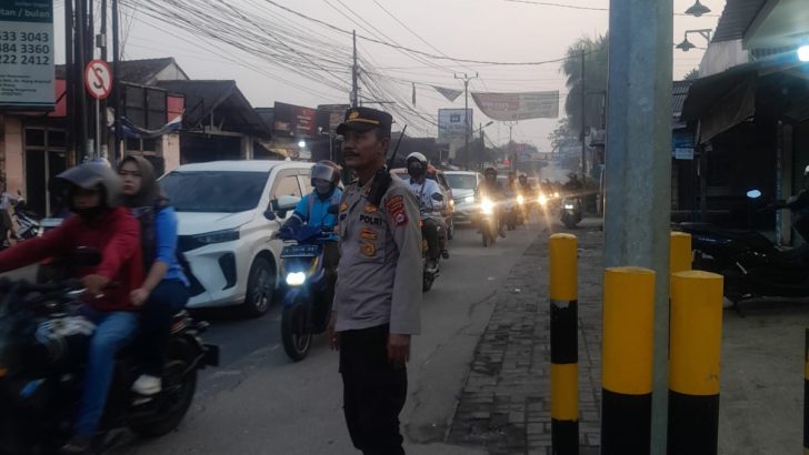 antisipasi kemacetan personil polsek rajeg lakukan giat gatur lalin