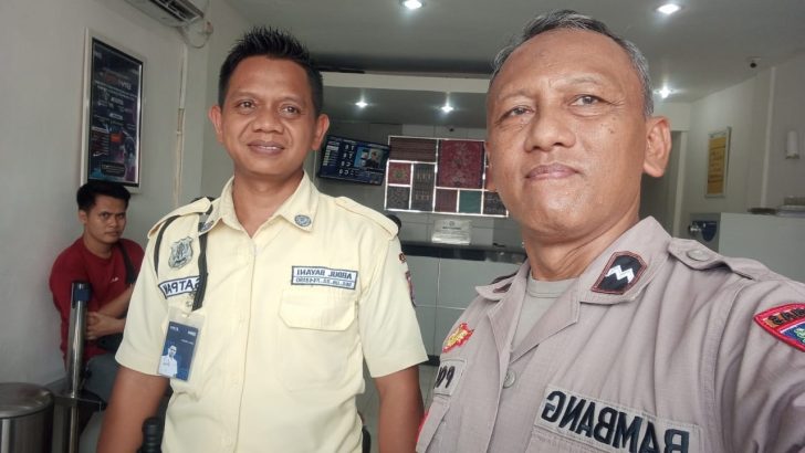 Polisi RW Polsek Kresek tak henti-hentinya kunjungi warga di Desa guna pendekatan diri kepada warga di Binaannya di Desa.