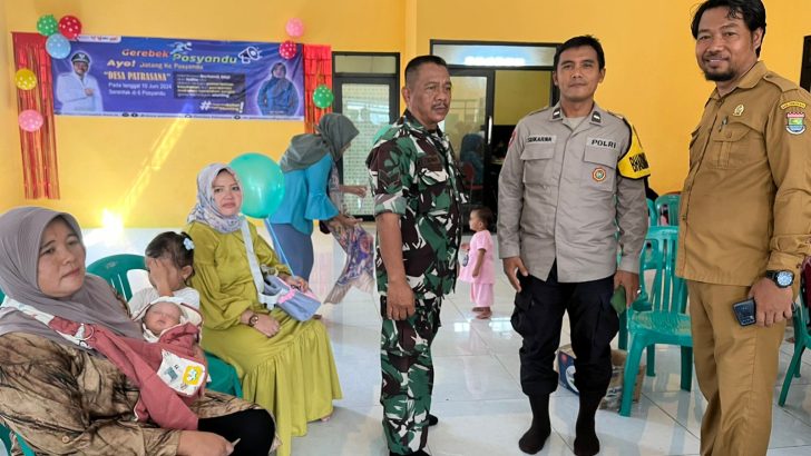 Pak Bhabin dan Babinsa kunjungi warga di Desa dalam rangka menjalin Sinergitas TNI-Polri dengan warga di Desa