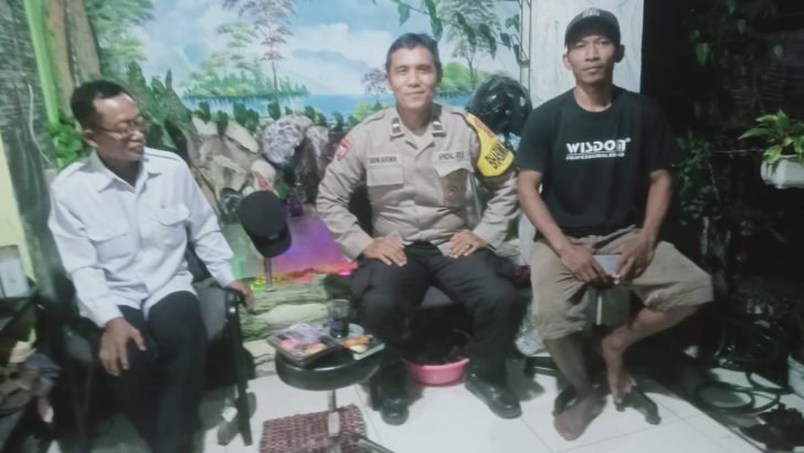 Kesigapan Polisi RW Polsek Kresek dalam segala permasalahan diwilayah, Anggota Polsek Kresek kunjungi warga di Desa.