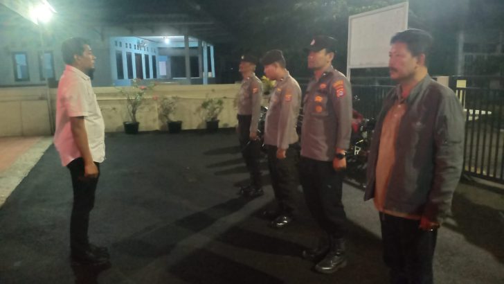 Mengawali tugas rutin, Kanit Reskrim Polsek Kresek pimpin Apel Pagi di halaman Mapolsek Kresek.
