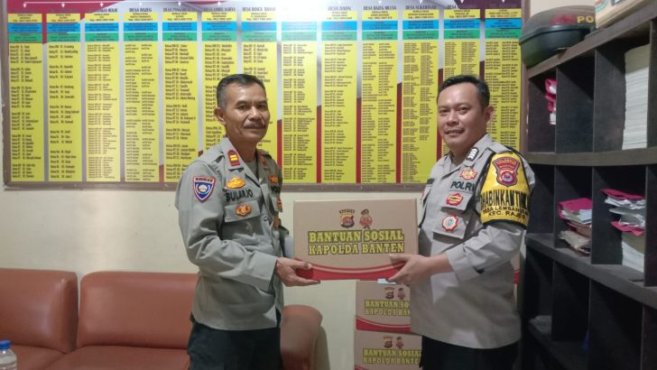 Kanit bimas Iptu Sularjo Menyalurkan bantuan sambako kepada para Personil Bhabinkamtibmas bantuan tersebut dari Bapak Kapolda Banten