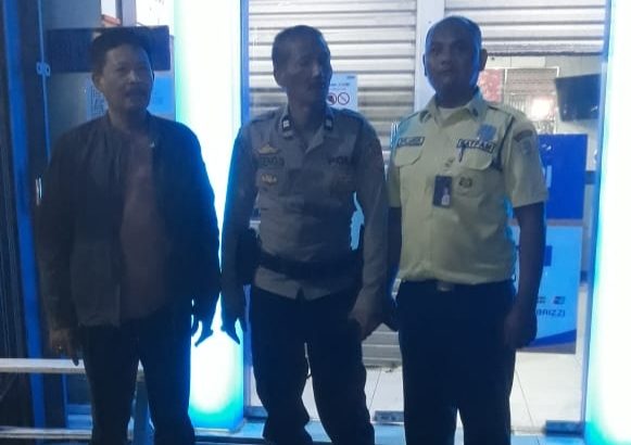 Pastikan wilayah aman dan upaya pencegahan Guantibmas di Wilayah, Polsek Kresek lakukan giat Patroli Mobile malam hari.