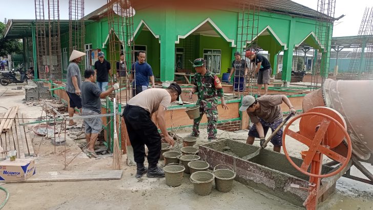 Bhabinkamtibmas desa Sukamanah melaksanakan kegiatan kerja bakti pengecoran mesjid