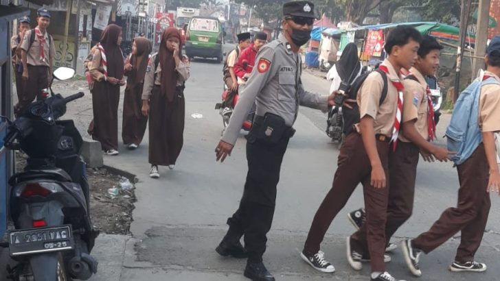 Demi kelancaran aktivitas masyarakat, Polsek Kresek Polres Kota Tangerang lakukan giat Gatur Lalin di pagi hari. 