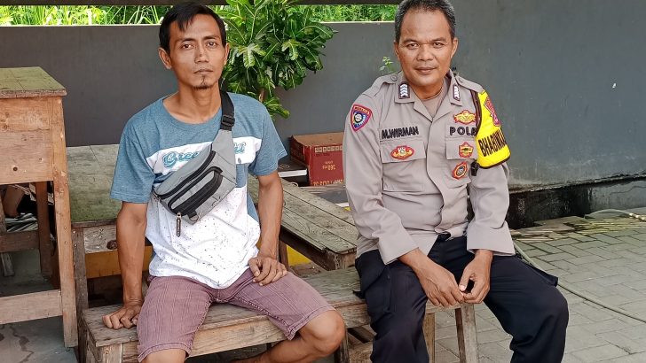 Bhabinkamtibmas Desa Sukamanah sambang petugas parkir