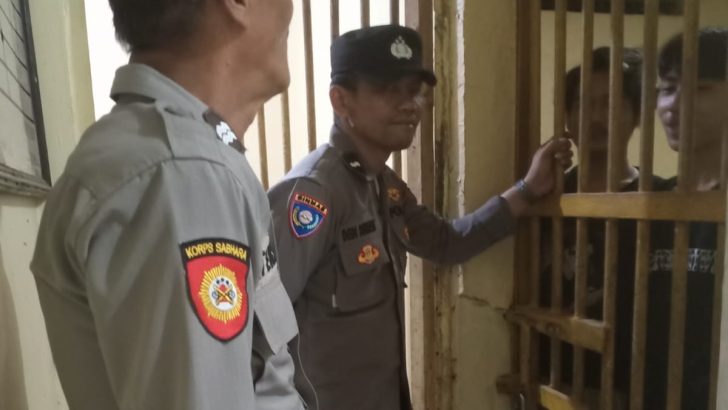 Menjaga keamanan Polsek Kresek, anggota Polsek Kresek Cek kondisi Tahanan di Mapolsek Kresek