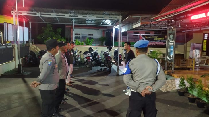 Melanjutkan tugas rutin, Pawas Polsek Kresek pimpin Apel Malam di halaman Mapolsek Kresek.