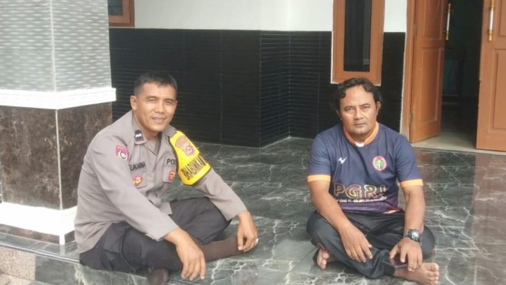 Polisi RW Polsek Kresek tak henti-hentinya kunjungi warga di Desa guna pendekatan diri kepada warga di Binaannya di Desa.