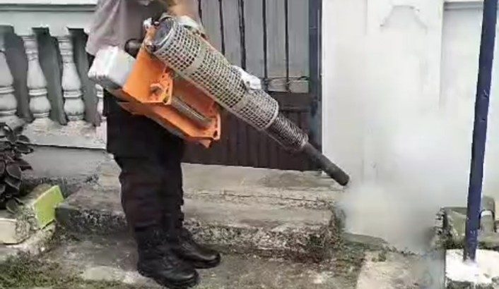 Berantas Jentik Nyamuk, Warga dan Bhabinkamtibmas Polsek Pasar Kemis, Laksanakan Fogging
