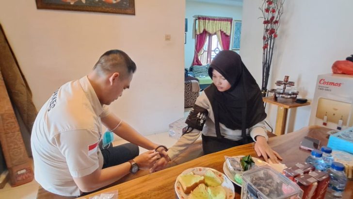 Sidokkes Polresta Tangerang Melaksanakan Giat Home Visit Kepada Personil Polresta Tangerang Yang Sakit