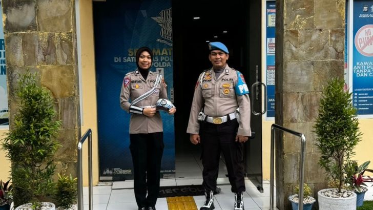 PENGECEKAN MASYARAKAT PEMOHON SIM DI GEDUNG SAT LANTAS POLRESTA TANGERANG OLEH PIKET SIPROPAM DAN SAT LANTAS POLRESTA TANGERANG