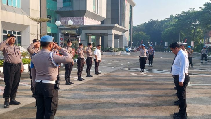 PIKET SIPROPAM POLRESTA TANGERANG MELAKSANAKAN PENGAWASAN SERAH TERIMA TUGAS PIKET