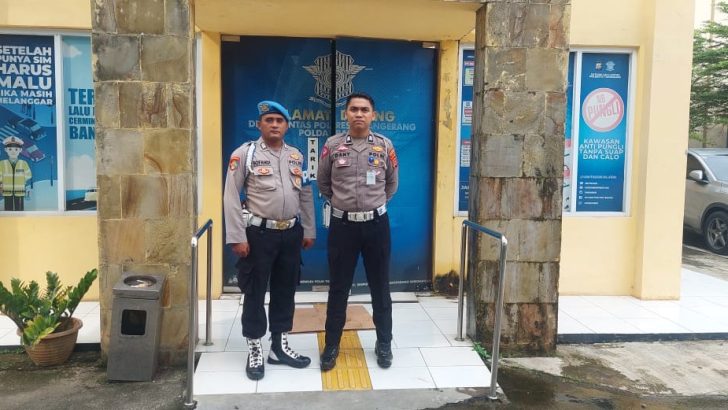 PENGECEKAN MASYARAKAT PEMOHON SIM DI GEDUNG SAT LANTAS POLRESTA TANGERANG OLEH PIKET SIPROPAM DAN SAT LANTAS POLRESTA TANGERANG