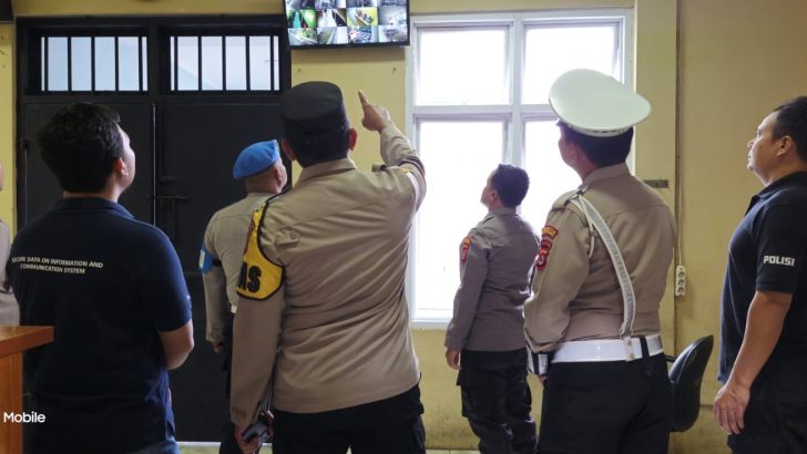 PENGECEKAN PAGI PADA CCTV RUANG TAHANAN POLRESTA TANGERANG OLEH PIKET SIPROPAM POLRESTA TANGERANG