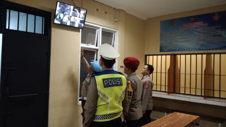 PENGECEKAN MALAM PADA CCTV RUANG TAHANAN POLRESTA TANGERANG OLEH PIKET SIPROPAM POLRESTA TANGERANG