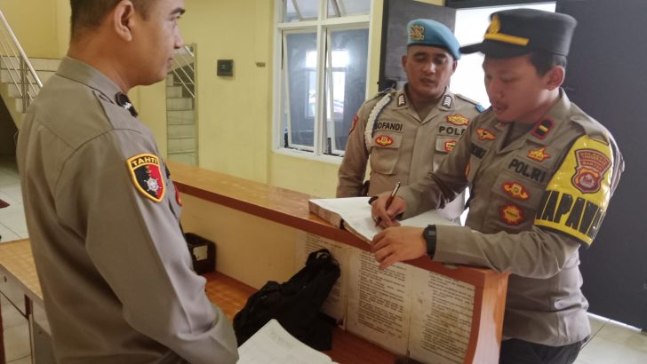 PENGECEKAN PAGI PADA BUKU MUTASI PETUGAS JAGA RUANG TAHANAN OLEH ANGGOTA SIPROPAM