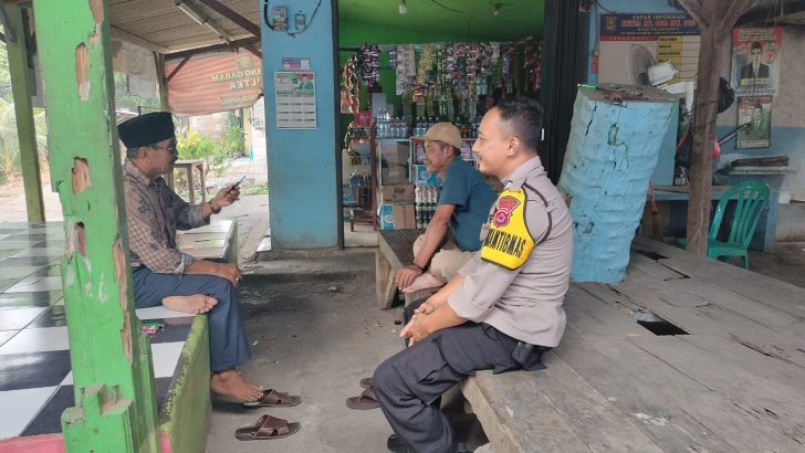 Jaga Silaturahmi, Bhabinkamtibmas Sambangi Ketua RW