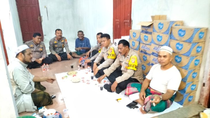 Kanit Bhimas Iptu Sularjo bersama dengan personil bhabinkamtibmas melaksanakan kegiatan sambang kepada habib hasan