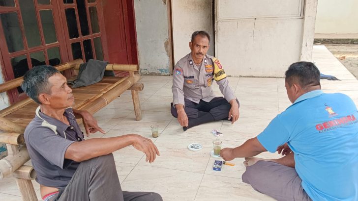 Aiptu Sahrir Bhabinkamtibmas Polsek Pasar Kemis  Sambang Kepada Ketua RT