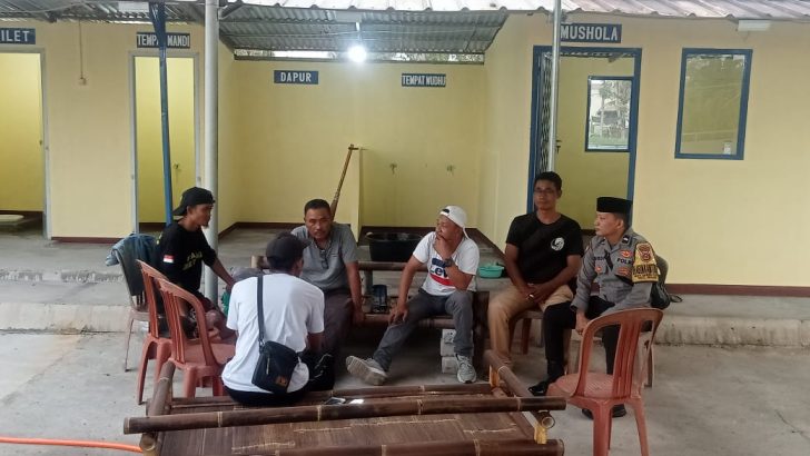 Bhabinkamtibmas desa jambu karya Aipda Rusdi,sambang dan berbincang dengan masyarakat.
