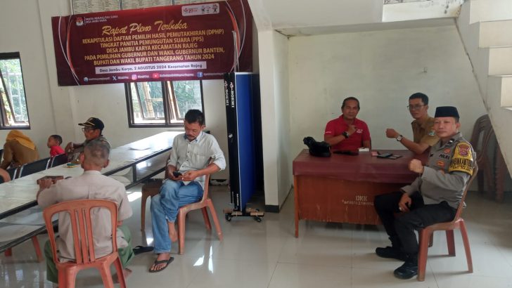 Bhabinkamtibmas desa jambu karya melaksanakan giat sambang kepada perangkat desa dan LSM