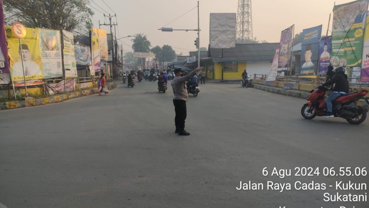 Anggota Polsek Rajeg melaksanakan gatur di perempatan lampu merah Kukun