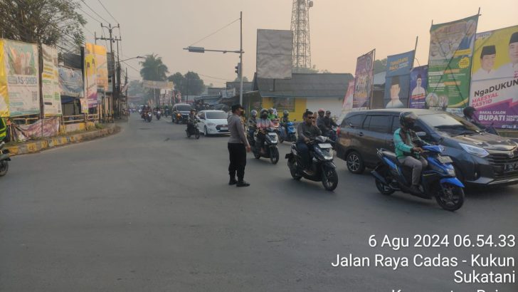 Iptu Sutikno selaku Kanit patroli bersama piket pungsi polsek Rajeg Bripka Torang melakukan pengaturan lalu lintas