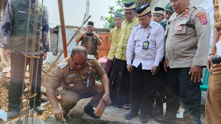 Kanit Binmas Hadiri Pembangunan Rumah Tidak Layak Huni di Kelurahan Sindang Sari