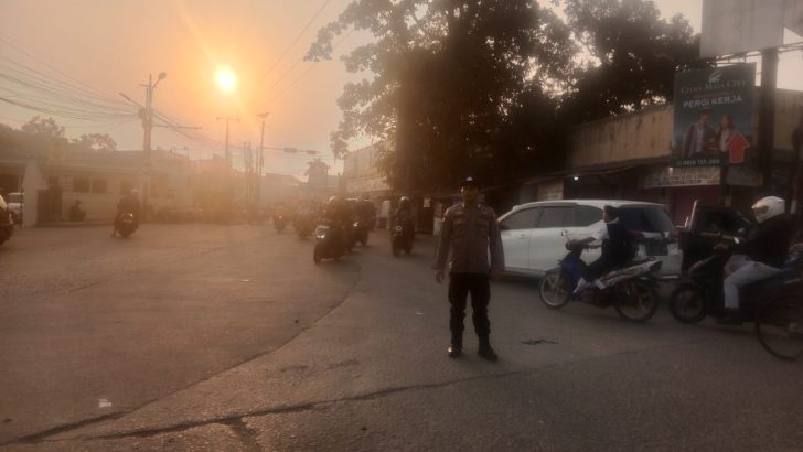 Protap Pelayanan Kepada Masyarakat di Pagi Hari, Anggota Polsek Cisoka Polresta Tangerang Melaksanakan Gatur Lalin.