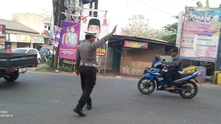 Berikan Pelayanan Publik Kepolisian, Kanit Lantas Polsek Pasar Kemis Laksanakan Gatur Lalin Pagi Hari