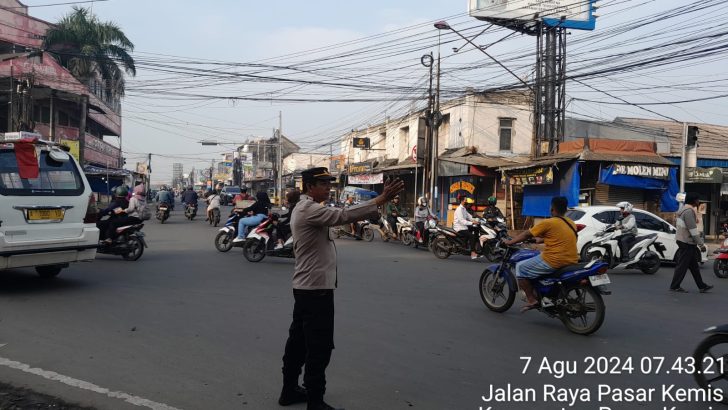 Cegah Kemacetan dan Beri Rasa Aman, Kanit Samapta Polsek Pasar Kemis Melaksanakan Gatur Lalin Pagi Hari