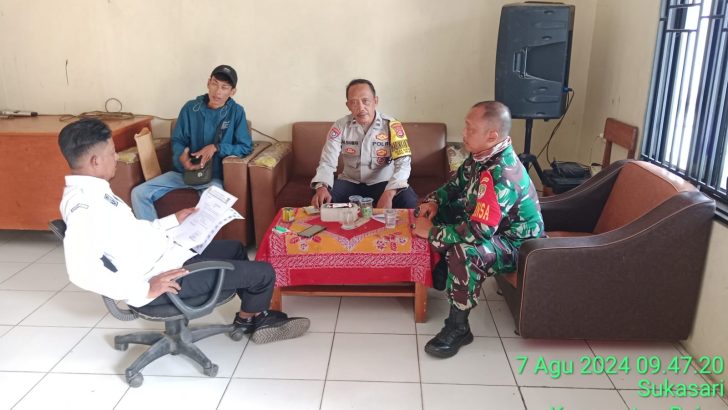 Bhabinkamtibmas desa sukasari melaksanakan giat sambang dds guna terciptanya harkamtibmas yang kondusif