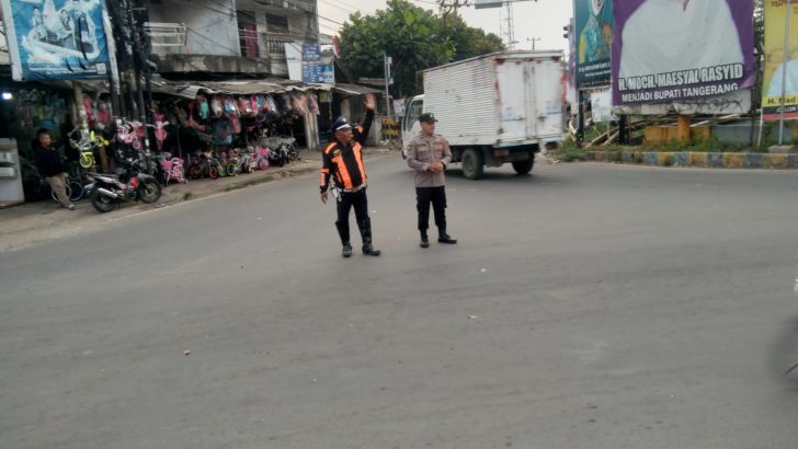 Anggota Polsek Rajeg Melaksanakan kegiatan Gatur lalin di lampu merah kukun