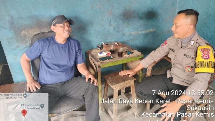 Bripka Landung Setyawan Bhabinkamtibmas Polsek Pasar Kemis Sampaikan Pesan Kamtibmas kepada warga