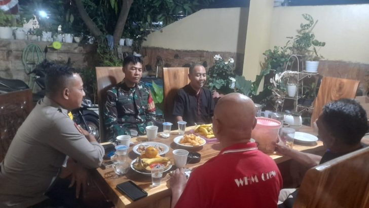 Sambil Minum Kopi, Bhabinkamtibmas Polsek Pasar Kemis Tukar Pendapat Dengan Tokoh Masyarakat