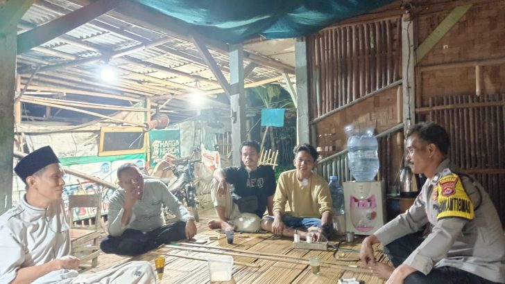 Sambang Malam Hari Sebagai Upaya Bhabinkamtibmas Jaga Kamtibmas Desa Binaan