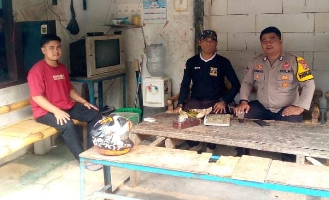 Bhabinkamtibmas Polsek Cisoka Polresta Tangerang Lakukan Sambang Sekaligus Patroli Dialogis Memberikan Pesan Kamtibmas Kepada Masyarakat.
