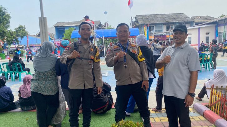 Bhabinkamtibmas Monitoring Turnamen Bola Voli Tingkat Kecamatan di Perum Bermis