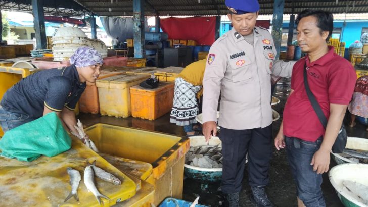 Personel Satpolairud memberikan Himbauan kepada Pedagang ikan Kronjo.