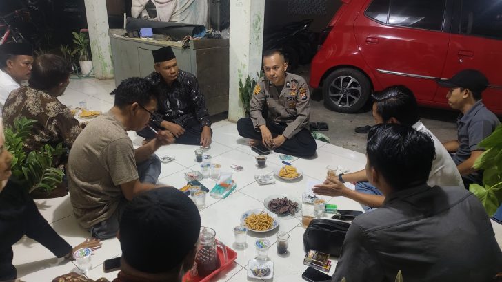 Anggota Polsubsektor Jayanti Polsek Cisoka Polresta Tangerang Melaksanakan kegiatan Sambang Masyarakat untuk Menjaga Ketertiban Lingkungan di Wilayah.