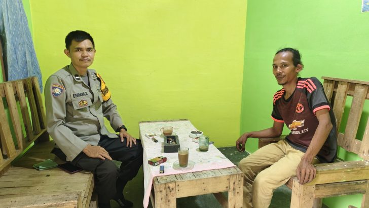 Anggota Bhabinkamtibmas Polsek Cisoka Polresta Tangerang Melakukan kegiatan Sambang Warga untuk Menjaga Keterlibatan Lingkungan di Wilayah.