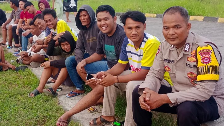 Bhabinkamtibmas Pengamanan Pelaksanaan Pertandingan Sepak Bola antar desa dalam rangka memeriahkan HUT RI yang ke-79